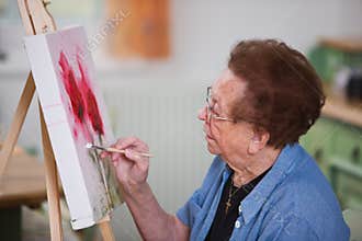 Active senior paints a picture