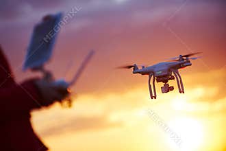 Drone pilotage at sunset