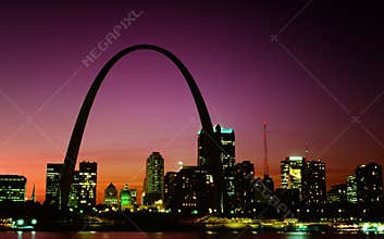 St. Louis skyline with Gateway Arch at sunset, Missouri, USA\'