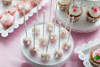 Cake pops and cupcakes
