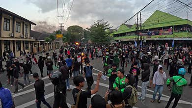 Indonesian rioted and demonstrated to demand higher allowances in the House of Representatives (DPR)