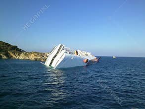 Sinking cruise ship Costa Concordia