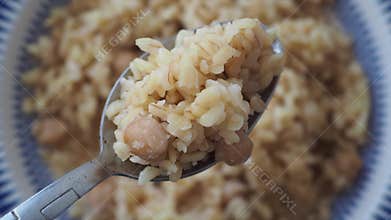 Cooking flavorful rice with chickpeas in a simple style