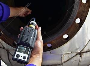 Measuring gas with gas detector