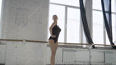 Ballerina girl spinning in the room on pointe 4K