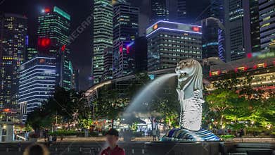 The Merlion fountain and Singapore skyline night timelapse hyperlapse.