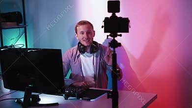 Vlog shooting live streaming online blogging video