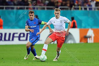 Flynn Downes (West Ham United) and Darius Olaru (FCSB)