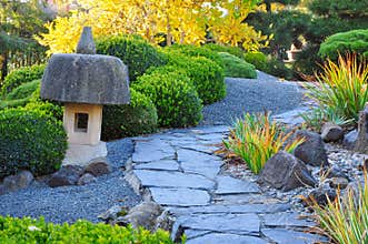 Footpath garden