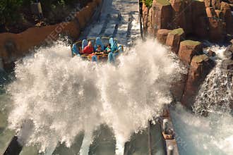 Immerse yourself in the highest fall of this type of attractions, in theme parks of the world i