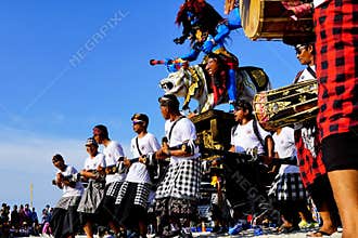 Solid dance teamwork carrying giant sculpture dance together.