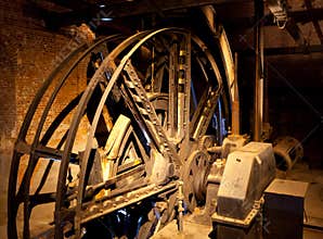Engine for the elevator of a mining shaft