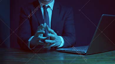 A consultant in a business suit explains to the client the mechanism for capitalising and benefiting from the entrusted