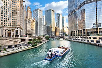 Northern Chicago River Riverwalk on North Branch Chicago River i