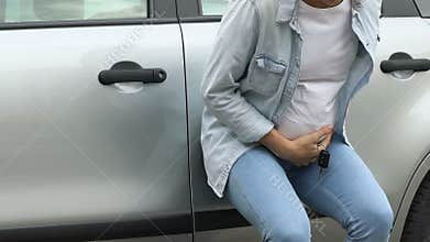 Helpless pregnant woman has miscarriage, lonely near car, premature birth