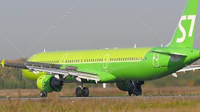 S7 Airlines Airbus A321 landing at Tolmachevo