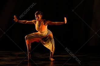 Modern dancer on points