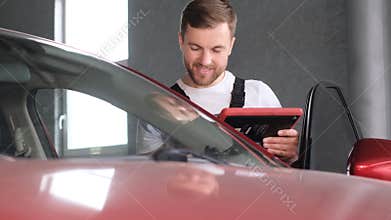 Checking the technical condition of the car using a tablet.