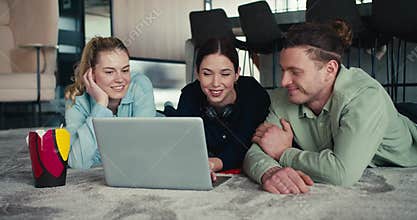 Relaxing Business Break: Informative Conversations and Collaboration on the Office Carpet
