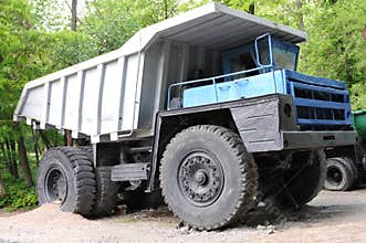 Dump truck