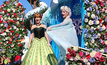 Princess Elsa and Ana at Disneyworld