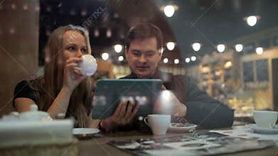 Sharing their online photo album at the cafe