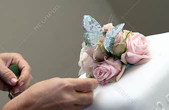 Decorating wedding cake