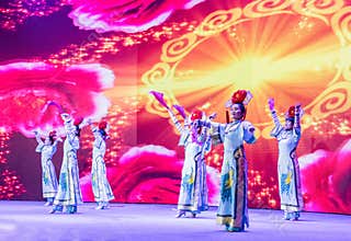 Chinese Manchu costume dance performance