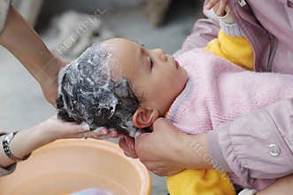 Baby to shampoo