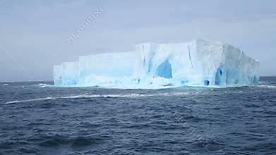 Arched tabular iceberg