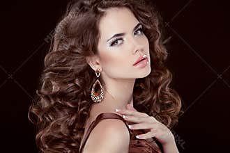 Wavy Hair. Beautiful Brunette Woman. Healthy Long Brown Hair