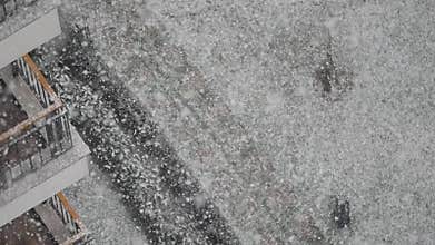 Heavy snowfall covers city streets in winter storm