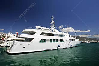 Big, beautiful, stunning and luxurious white yachts