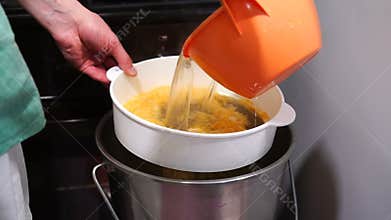 Making juice of lemons, washing, cutting, extract the pulp, liquefy, strain, sweeten
