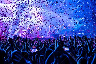 Confetti and fans during the concert
