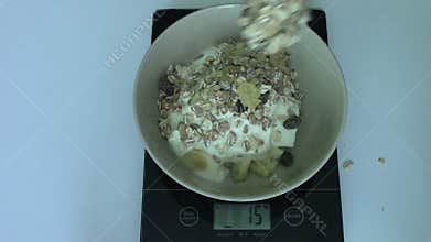 Diet weighing a healthy breakfast