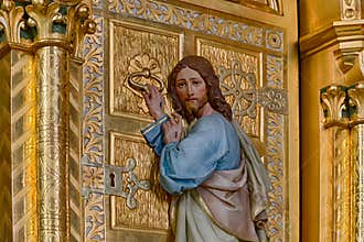 Jesus standing at the door and knocking