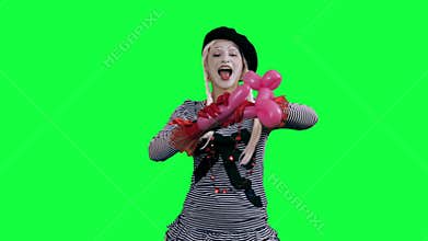 Mime makes figure of the balloon