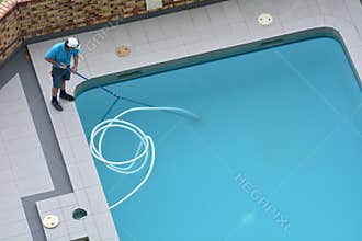 Pool Cleaner Cleaning a Pool