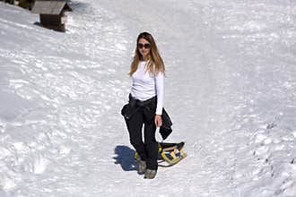 Beautifull woman in a lanscapes a cold day