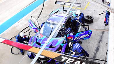 Team service changing tires and refuel in Autobacs Super GT 2017.