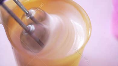 The beaten egg whites into the foam