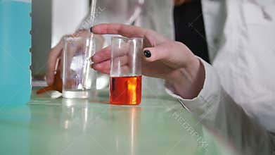 A women conduct an experement in medical laboratory