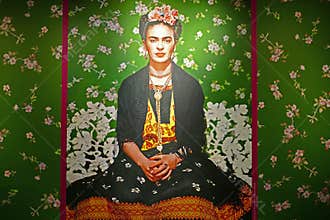 Green wallpaper image in the Frida Kahlo exhibition