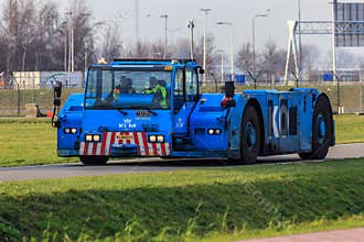 Aircraft pushback truck