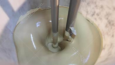 Mixing paints on an industrial scale, a device for mixing paint, color-giving paint