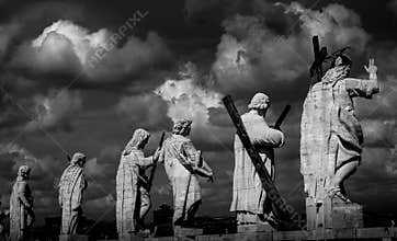 Basilica of Saint Peter apostle statues