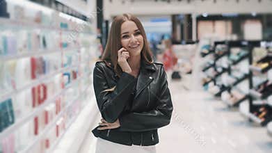 Young woman talking on smartphones with her boyfriend while shopping