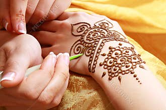 Henna applying