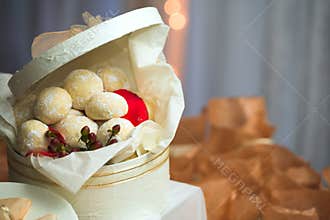 Caramel cookie confectionery